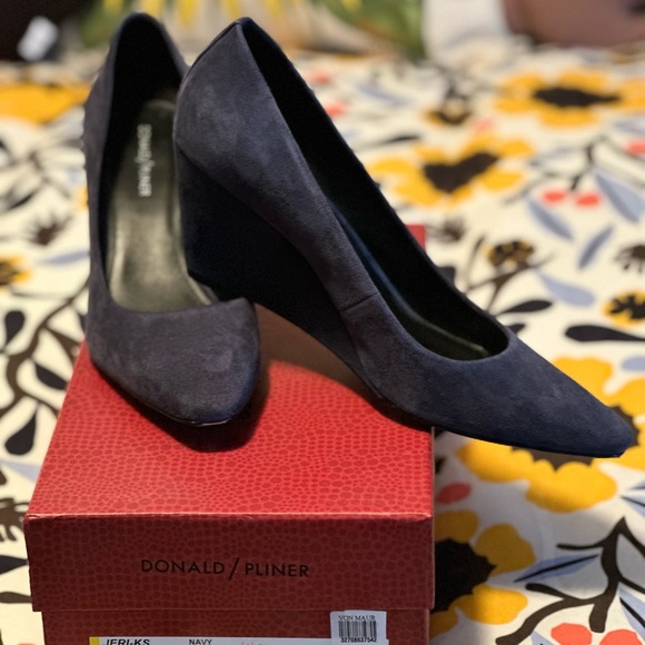 Donald J Pliner Jeri-KS Pump Blue Suede - Picture 1 of 7